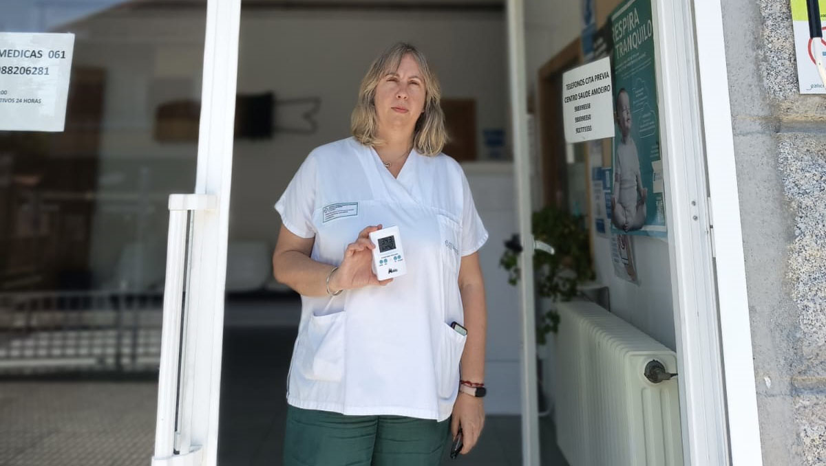 La delegada, Sandra Losada, muestra un termómetro que marca los 35º C  en el centro de salud de Amoeiro.